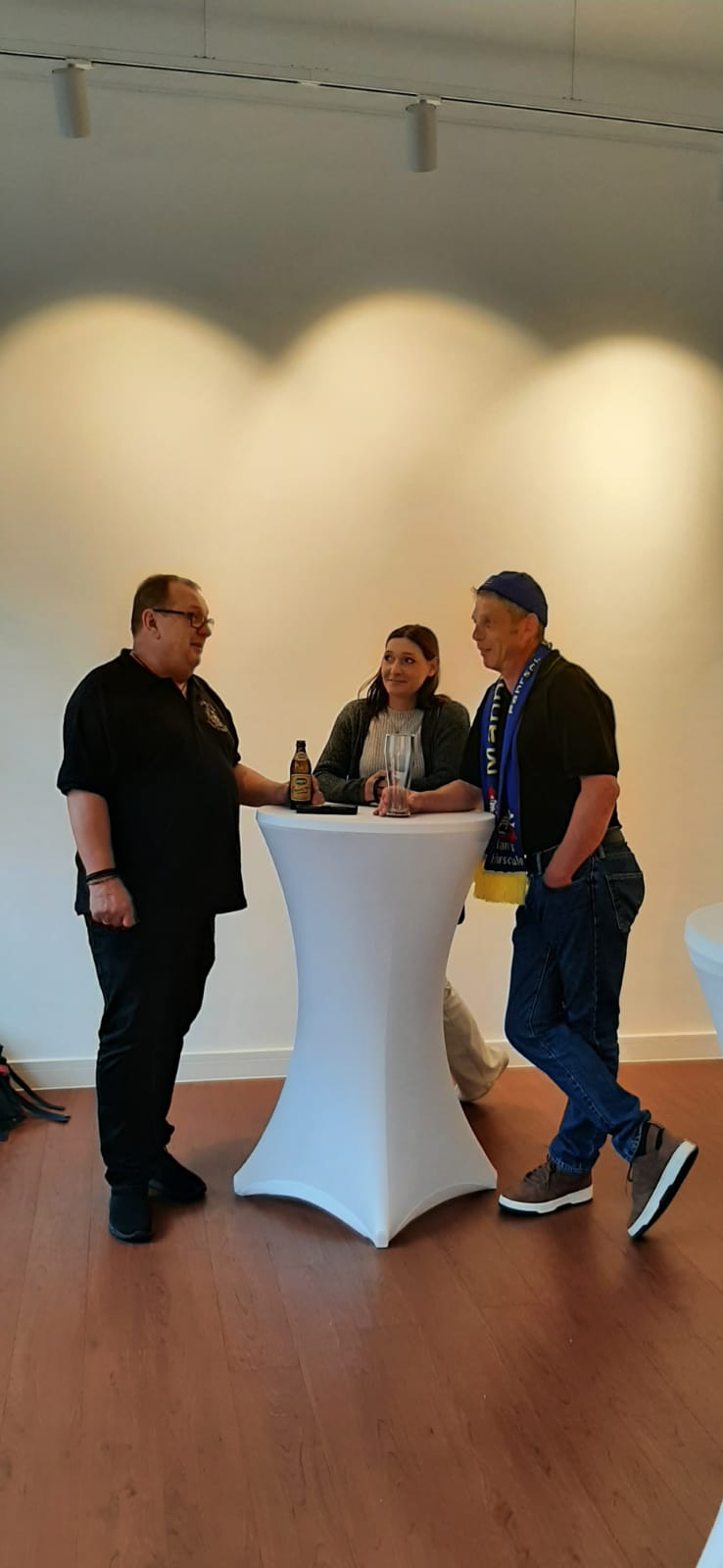 Gruppe Gespraech Am Stehtisch - Foto 5