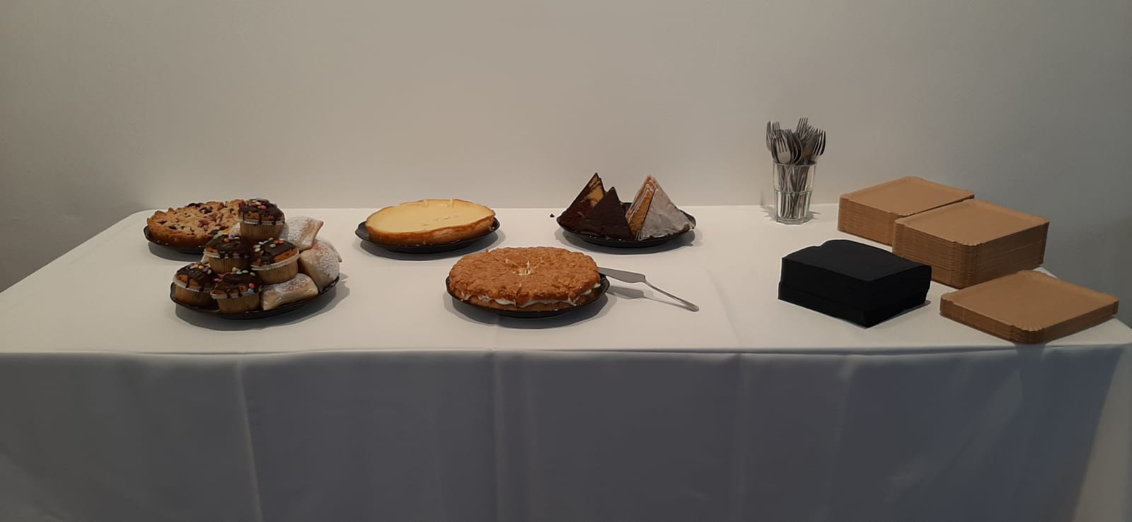 Kuchenbuffet Auf Weissem Tisch - Foto 9