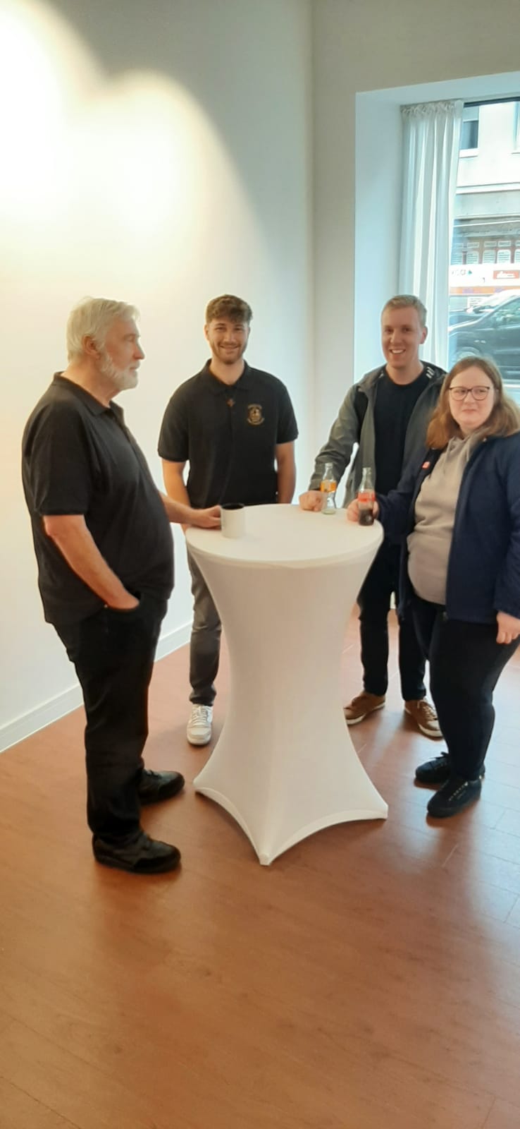 Leute Mit Getraenken Am Tisch - Foto 10